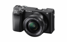SONY Alpha 6400 + 16-50MM F/3.5-5.6 Systemkamera mit 24.2 Megapixeln und AF-Aufnahmegeschwindigkeit von 0,02 Sekunden bei MediaMarkt