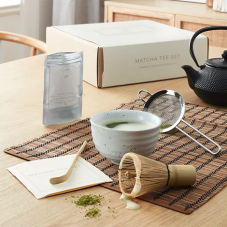 Matcha Tee Set für CHF 34.20 inkl. Bio Matcha-Pulver, Schüssel, Sieb, Bambuslöffel und Bambusbesen bei Tchibo