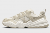 NIKE WMNS Tech Hera phantom/light in brown bei Snipes