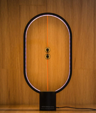 „Design“ Tischleuchte mit mangetischem Kugelpaar bei Gearbest