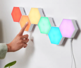 6 dimmbare LED-Panels mit 16 verschiedene Lichtfarben und Timerfunktion