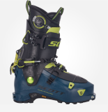 Verschiedene Sportartikel in Aktion bei Bergzeit, z. B. Scott Cosmos PRO Tourenskischuhe