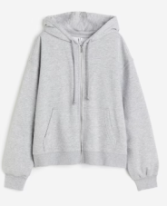 Unterschiedliche Fashion-Artikel bei H&M in Aktion, z. B. Hoodiejacke