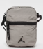Jordan Airborne Cross Body in der Farbe Grau bei Snipes